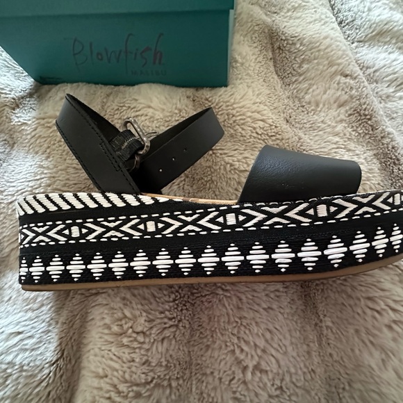 Blowfish Black and white Women's Sandals size 9 Aztec - Picture 2 of 4